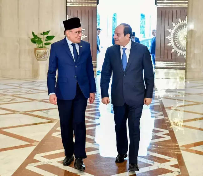 Mısır Cumhurbaşkanı Sisi, Malezya Başbakanı ile Gazze'deki gelişmeleri değerlendirdi