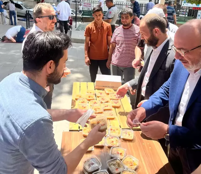 Kütahya Karagöz Ahmet Paşa Camii'nde Muharrem Ayı'nda Aşure İkramı