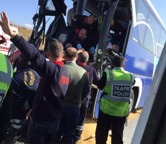 Yolcu Otobüsü Kamyona Çarptı: 1 Ölü, 9 Yaralı