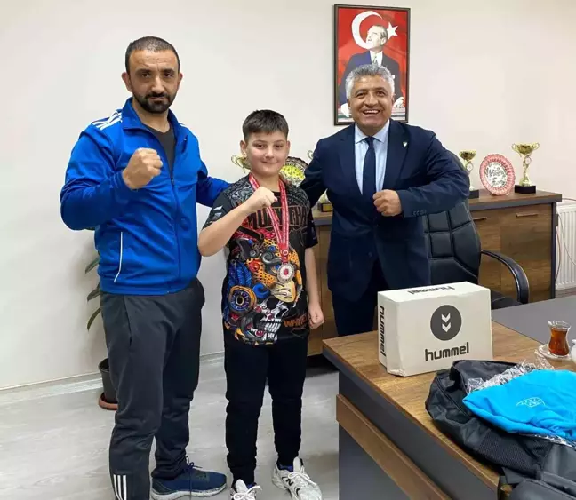 Minik Boksör Muhammed Bekir Uyumaz'dan Tuşba Gençlik ve Spor Müdürü'ne Ziyaret