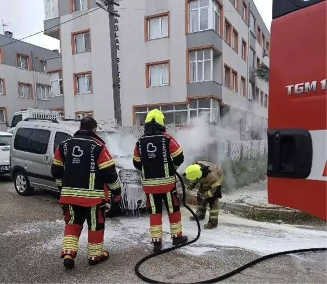 Bandırma'da Park Halindeki Araçta Yangın Çıktı