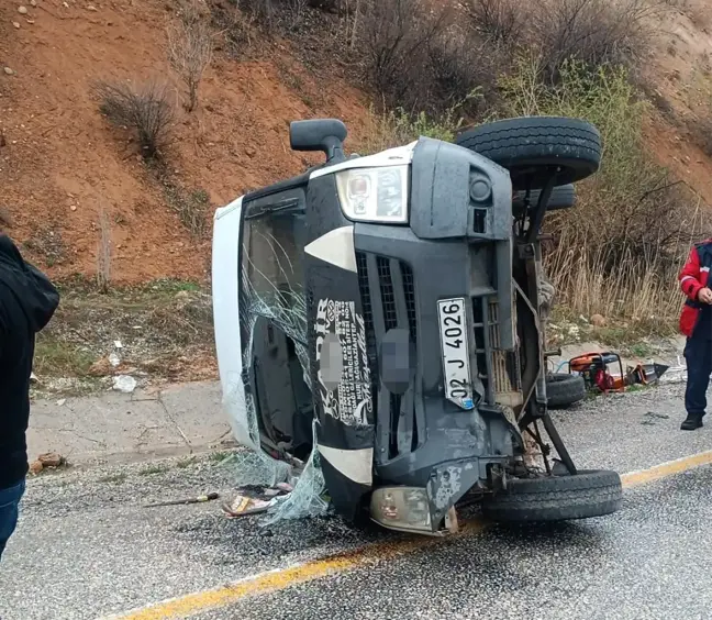 Malatya'da Minibüs Devrildi: 5 Yaralı
