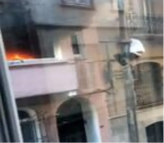(Beyoğlu'nda binada çıkan yangında aydınlatma direğinden kayarak kaçtı
