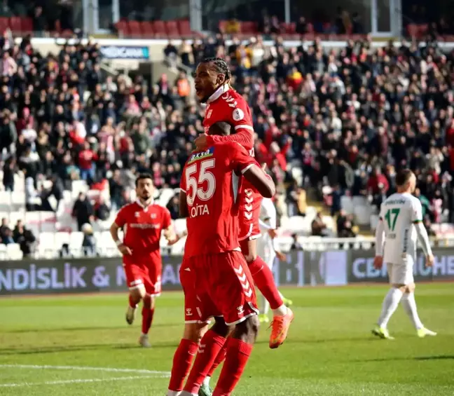 Sivasspor, Alanyaspor'u 1-0 Öndeliğiyle Devreyi Tamamladı