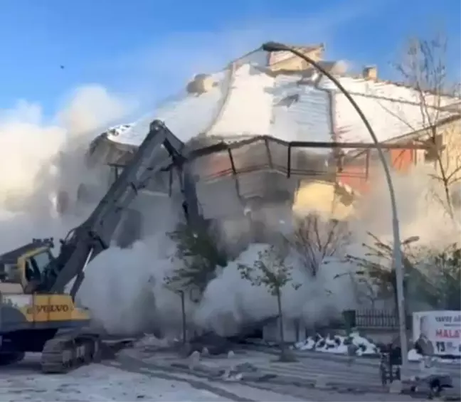 Malatya'da Depremzedelere Yönelik Yıkım Çalışmaları Devam Ediyor