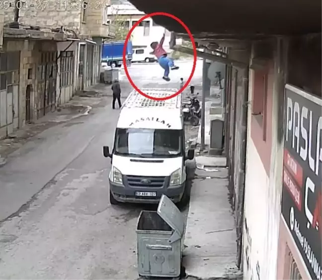 2 Yaşındaki Çocuk Dengesini Kaybederek Çöp Kutusuna Düştü