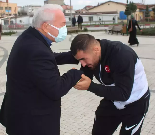 Güreş şampiyonu Aktürk Lapseki'de çiçeklerle karşılandı