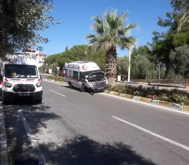 Ambulans park halindeki araca çarptı, sürücü ölümden saniyelerle kurtuldu