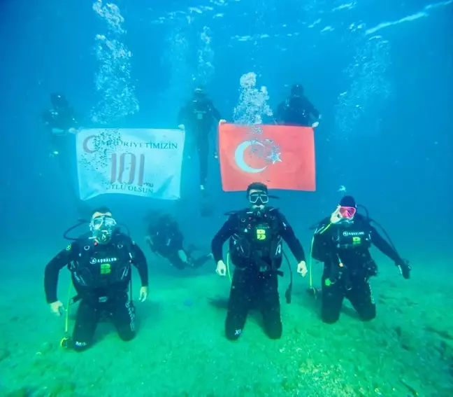 Gömeç'te Cumhuriyet Bayramı Su Altında Kutlandı