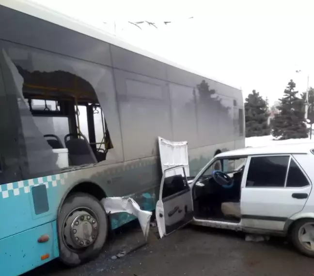 Özel halk otobüsü ile çarpışan araç hurdaya döndü