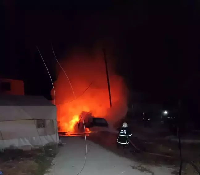 Hatay'da Park Halindeki Araç Alev Alev Yandı