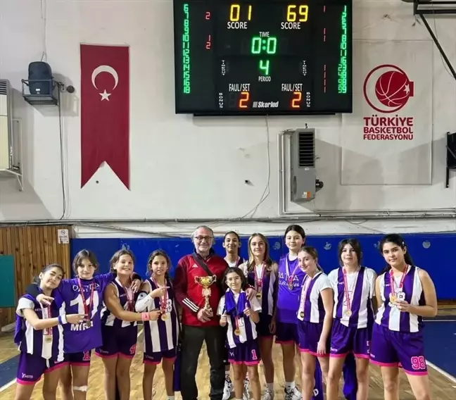 Datça Yılmazlar Ortaokulu Küçük Kız Basketbol Takımı Muğla İl Birincisi