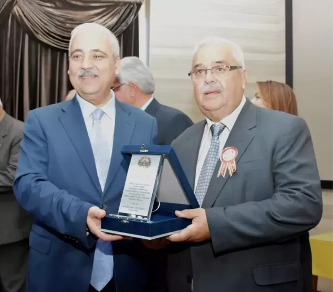 Vali Güvençer'den 40 Yıllık Muhtarlara Plaket
