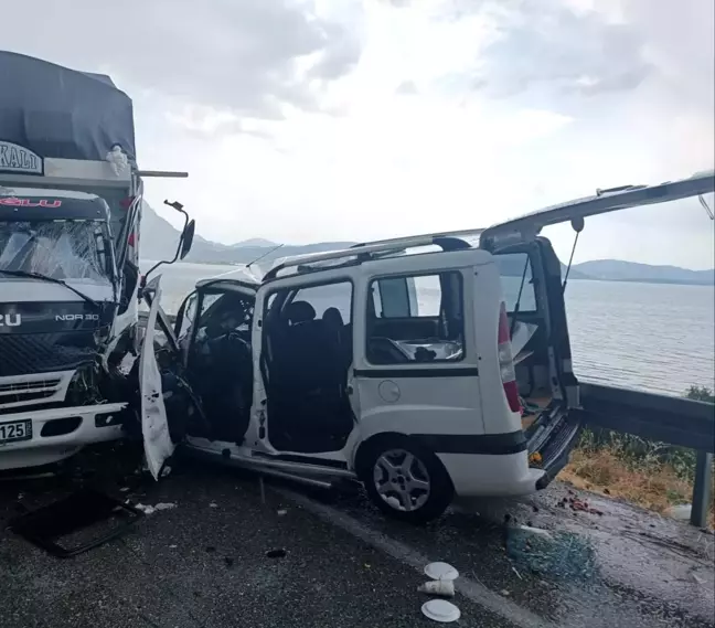 Isparta'da otomobil ile hafif ticari araç çarpıştı: 5 yaralı