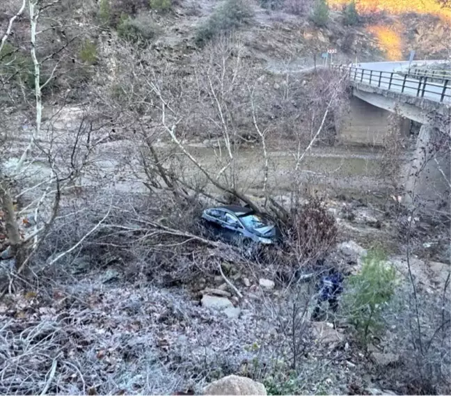 Manisa'da Kontrolden Çıkan Otomobil Gördes Çayına Uçtu