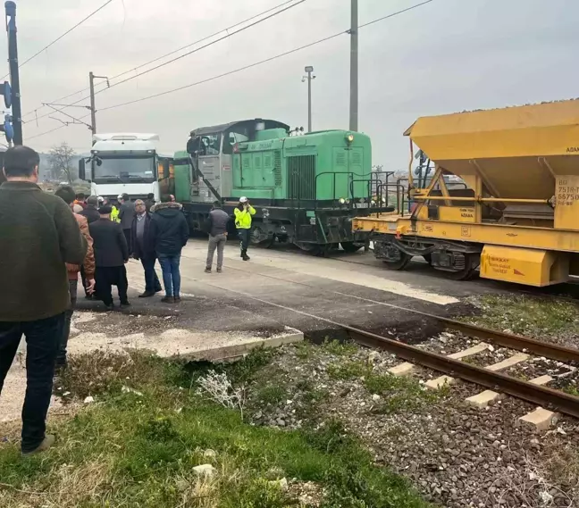 Osmaniye'de Yük Treni ile Hafriyat Kamyonu Çarpıştı