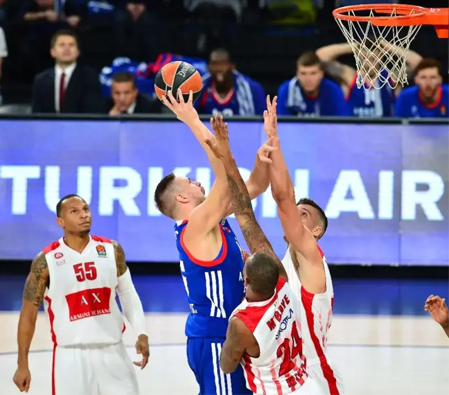 Anadolu Efes, İtalyan Ekibi Devirdi