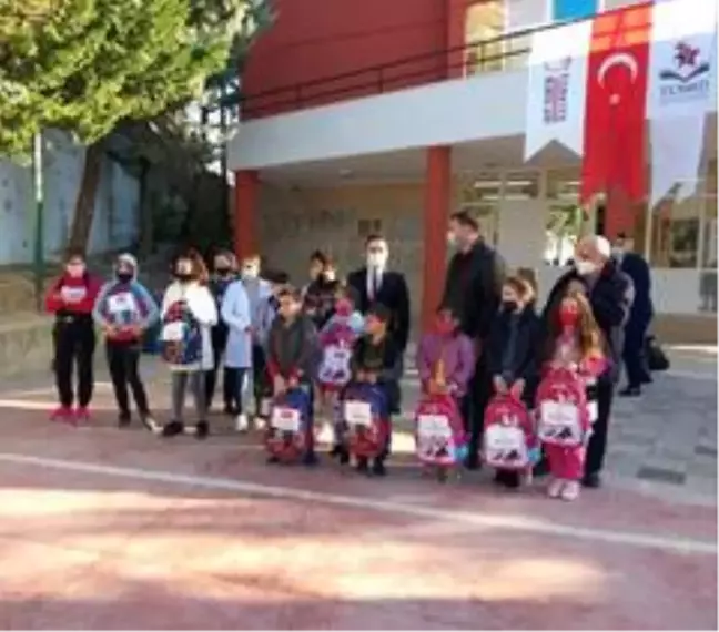 YTB'nin desteğiyle Arnavutluk'taki öğrencilere kırtasiye yardımı