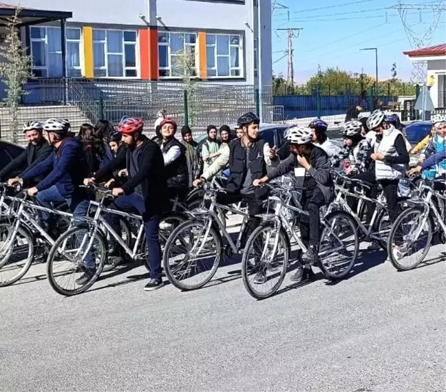 Hollandalı Gurbetçiler Anadolu Lisesi'nden Madde Bağımlılığına Dikkat Çeken Bisiklet Turu