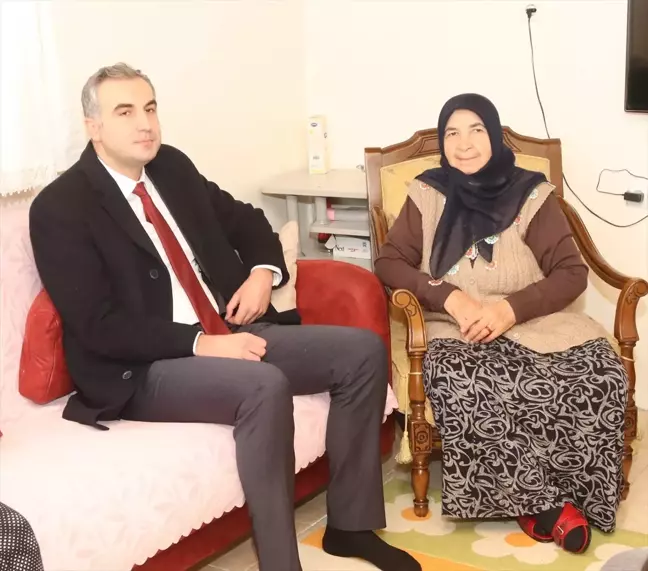 Taşova Kaymakamı Kılıç, şehit polisin ailesi ve mezarını ziyaret etti