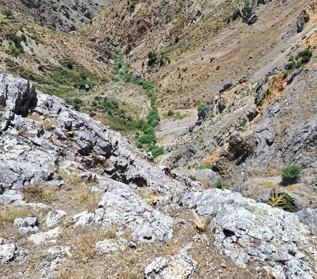 Adıyaman'da Kayalıklarda Mahsur Kalan Vatandaş Kurtarıldı