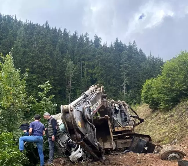 Artvin'de Uçurumdan Düşen Kamyon 2 Can Aldı