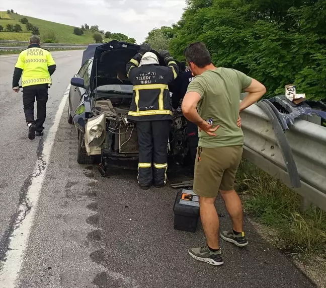 Amasya'da bariyerlere çarpan otomobildeki 3 kişi yaralandı