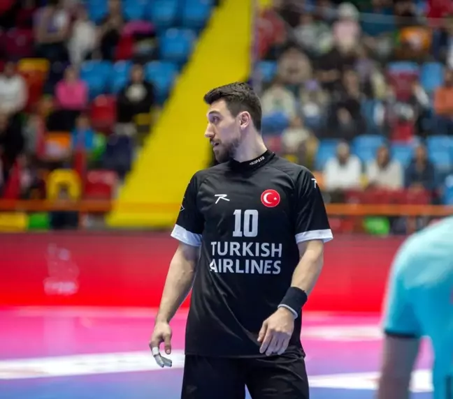 Milli hentbolcu Yakup Yaşar Simsar, Romanya Hentbol Ligi'nde CSM Focsani takımına transfer oldu