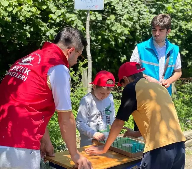 Salıpazarı ilçesinde gönüllü gençlerle çocuklara eğitsel aktiviteler yapıldı