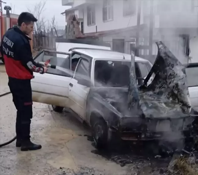 Boyabat'ta Park Halindeki Otomobilde Yangın Çıktı