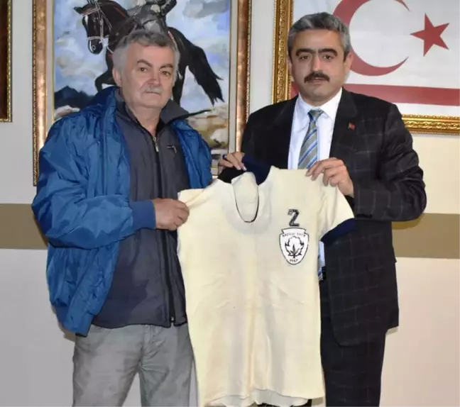 Yarım Asırlık Nazillispor Formasını Başkan Alıcık'a Hediye Etti