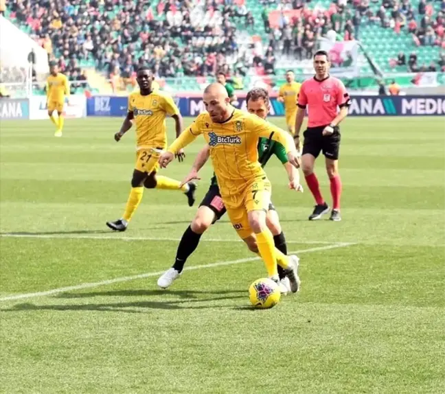 Yeni Malatyaspor'da Gökhan Töre ve Mustafa Akbaş kadro dışı bırakıldı