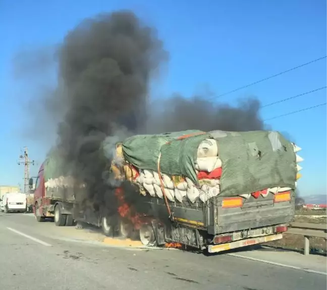 Son dakika haberi... Manisa'da hayvan yemi yüklü TIR'da yangın