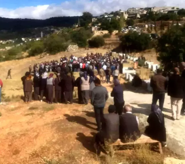 Mersin'de Öldürülen Baba, Oğlu ve Gelini Toprağa Verildi