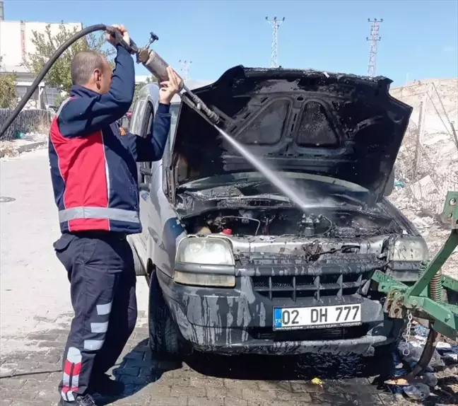 Besni'de hafif ticari araç yangın çıktı