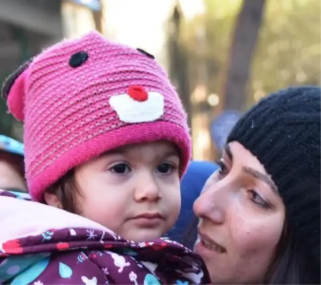 Reina'da Ölen Özel Güvenlik Görevlisi Hatice'yi Minik Kızı Uğurladı