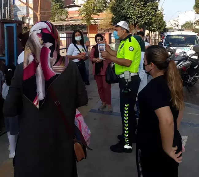 Salihli'de yaya ve sürücülere broşürlü uyarı