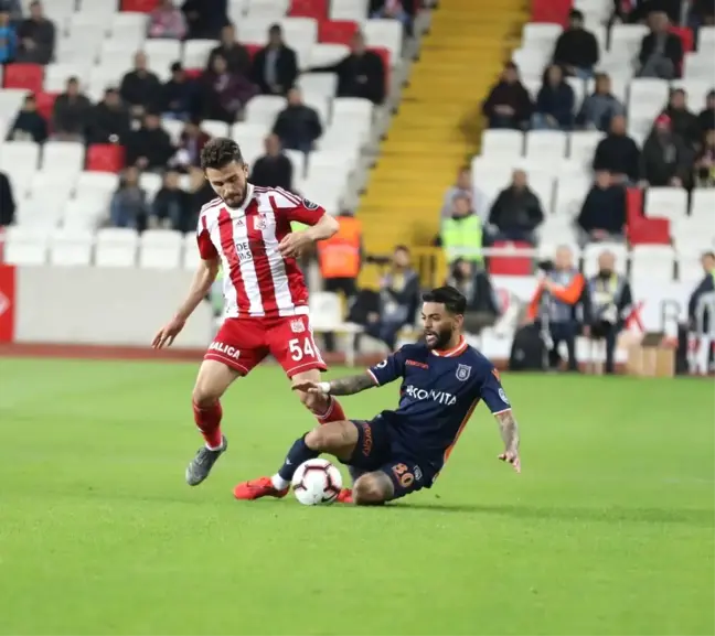 İlk Yarı Sessiz Bitti