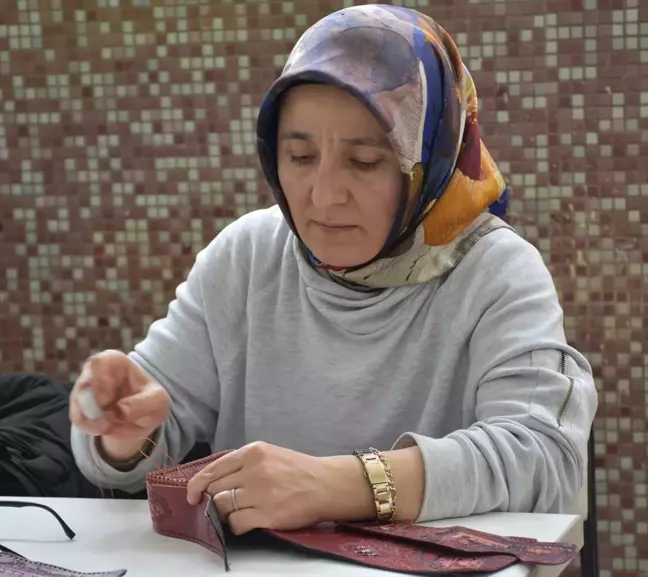 Ankara'da El Sanatları Öğreticisi Nurten Karabük Ayakkabı Tasarımı ve Üretimi Bölümü'nde Eğitim Alıyor