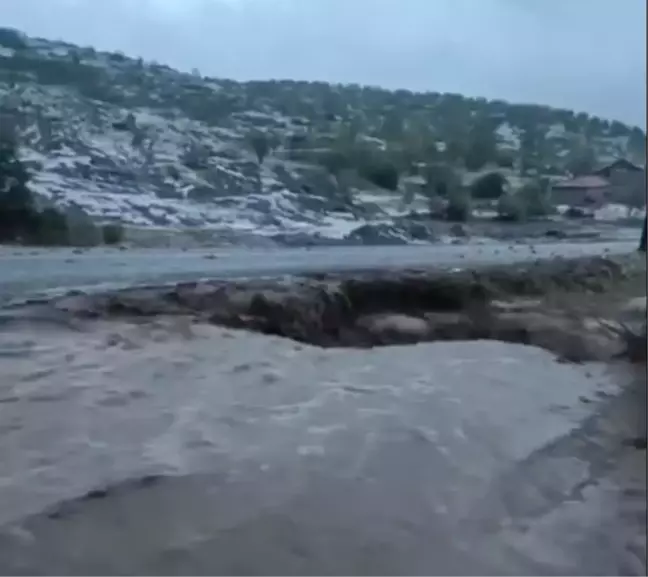 Sivas'ın Yıldızeli ilçesinde dolu ve sağanak hayatı olumsuz etkiledi