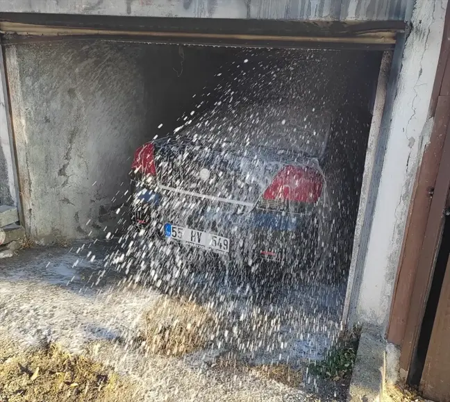 Amasya'da park halindeki otomobil yangında zarar gördü
