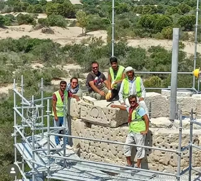 PATARA DENİZ FENERİ YÜKSELİRKEN, ANITSAL YAZIT YERİNE KONULDU