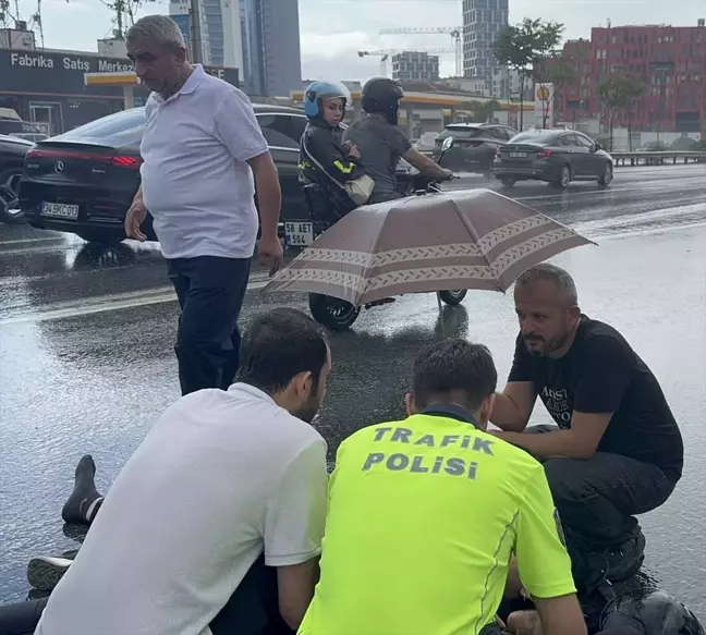 Yağışlı Havada Motosiklet Kazası: Sürücü Yaralandı