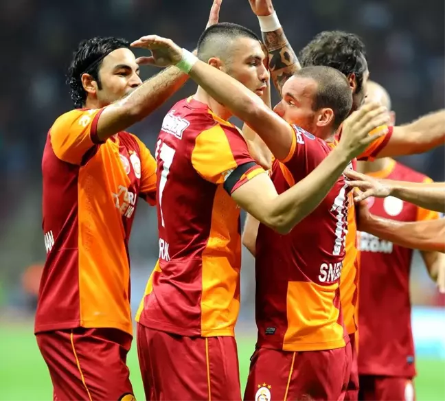 Wesley Sneijder, jübilesine Selçuk İnan ve Burak Yılmaz'ı çağırdı