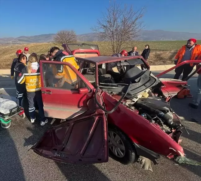 Amasya'nın Merzifon ilçesinde bariyere çarpan otomobilin sürücüsü yaralandı