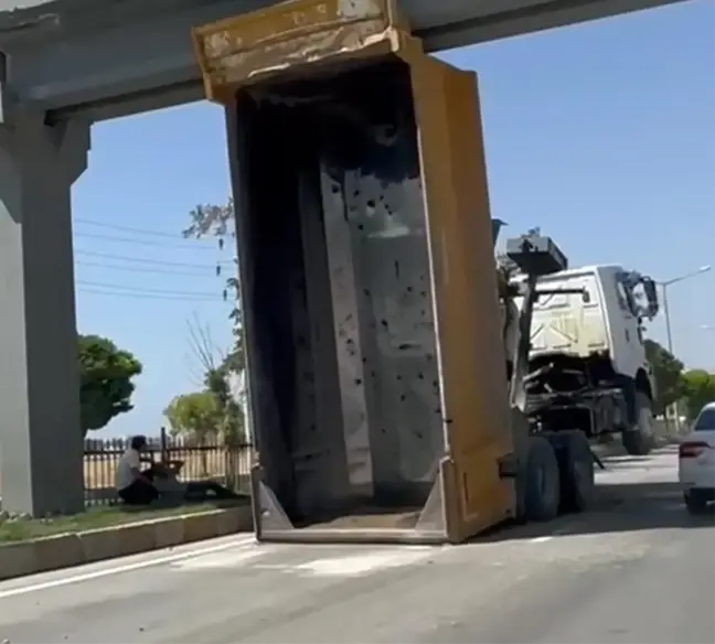 Van'da kamyon üst geçide takıldı, trafik patika yoldan sağlandı