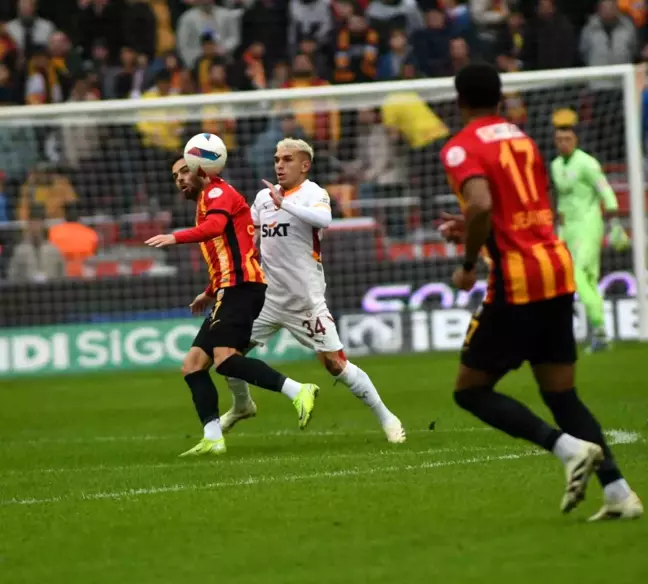 Galatasaray, Kayserispor'u 2-1 Önde Tamamladı