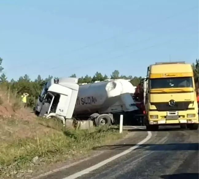 Son dakika haber: Nallıhan'da tır devrildi, sürücü kazayı yara almadan atlattı