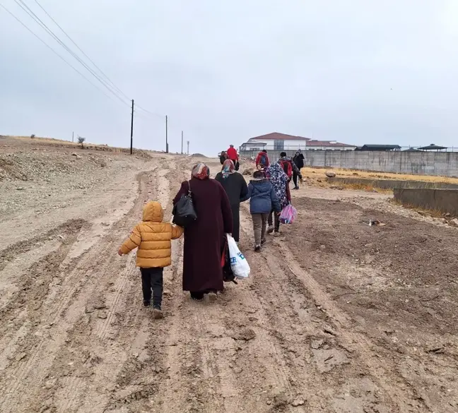 Öğrenciler Çamurlu Yollarda Okula Gitmeye Mücadele Ediyor