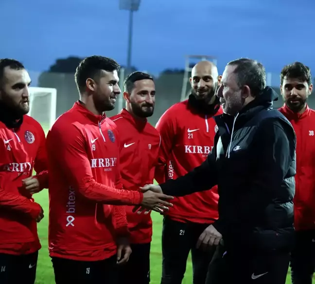 Sergen Yalçın, Antalyaspor'un başında ilk antrenmanına çıktı